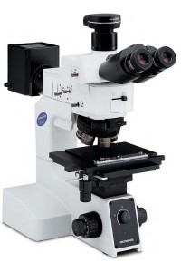 Microscope Olympus pour identification des microorganismes